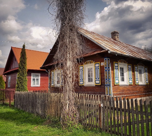 Przepiknie zdobiona chata w Wojszkach. Podlasie