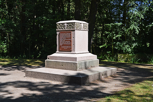 Moszna - zniszczony cokół pomnika H. Wincklera