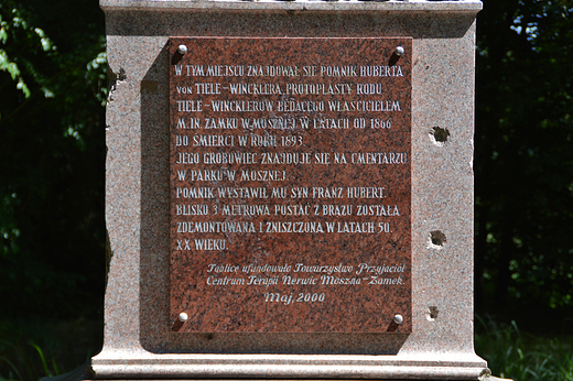 Moszna - Tablica na zniszczonym cokole pomnika H. Wincklera