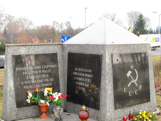 Radziecki obelisk z polsk tablic