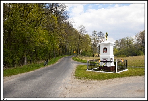 Gra - kapliczka na skrzyowaniu drg tu przed wsi ...