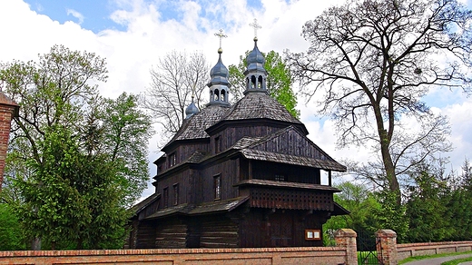 Drewniana greckokatolicka cerkiew Zesania Ducha witego wzniesiona w latach 1863 - 1864. Po II-giej wojnie wiatowej koci rzymskokatolicki.