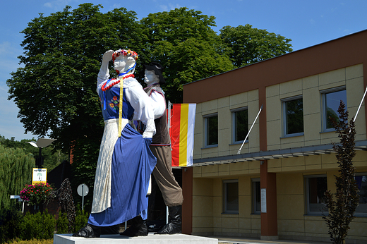 Gogolin - Pomnik Karolinki i Karlika