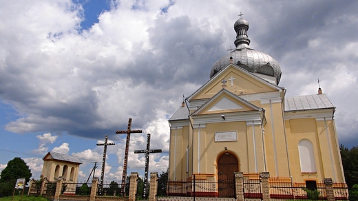 Murowana cerkiew parafii greckokatolickiej p.w. Chrystusa Zmartwychwstaego wzniesiona w 1880 roku. Obecnie rzymskokatolicki koci filialny.