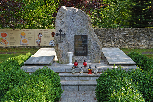 Kamie lski - pomnik upamitniajcy ofiary I i II wojny wiatowej.