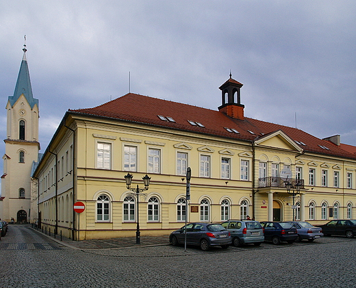 Owicim. Widok z rynku w stron kocioa i na gmach Sdu Rejonowego.