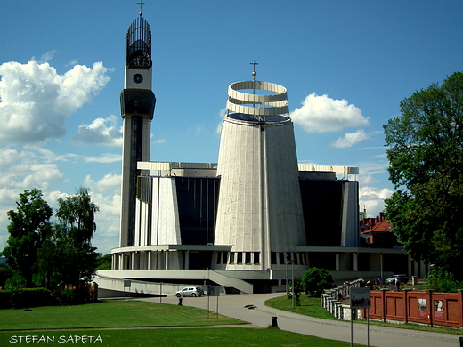 Sanktuarium Boego Miosierdzia w Krakowie - agiewnikach z trzech rnych stron