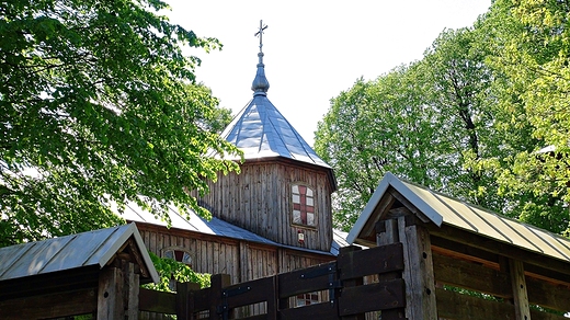 Drewniana cerkiew greckokatolicka p.w. Opieki Matki Boej powstaa prawdopodobnie na przeomie XVII  i  XVIII wieku.  Obecnie rzymskokatolicki koci filialny p.w. Matki Boej Pocieszenia.