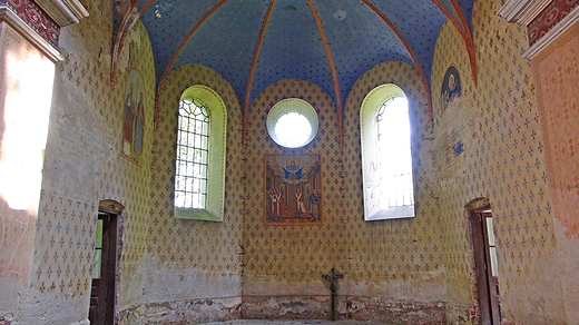 Dawna murowana cerkiew greckokatolicka  p.w. Opieki Matki Boej wzniesiona w 1913 roku. Od II-giej wojny nieuytkowana -  obecnie opuszczona i zdewastowana.