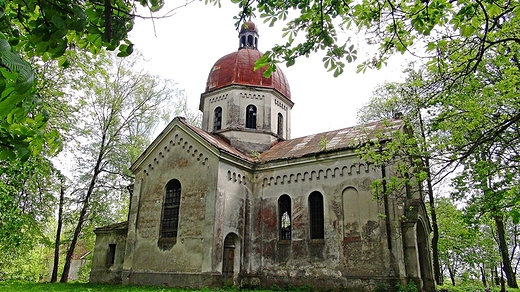 Dawna murowana cerkiew greckokatolicka  p.w. Opieki Matki Bożej wzniesiona w 1913 roku. Od II-giej wojny nieużytkowana -  obecnie opuszczona i zdewastowana.