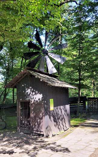 Pszczyna. Skansen: Zagroda wsi pszczyskiej. Myn z wiatrakiem z Zebrzydowic, 1904r.