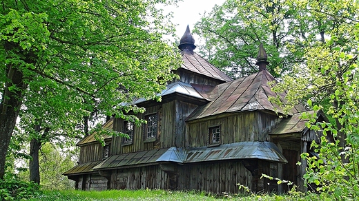Drewniana cerkiew  Opieki Najświętszej Maryi Panny zbudowana w latach 1894 - 1896. Po 1947 roku nie użytkowana.