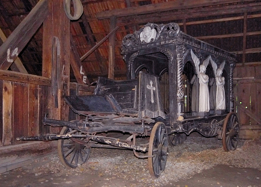 Pszczyna. Skansen: Zagroda wsi pszczyskiej. Karawan z przeomu XIXXX w.