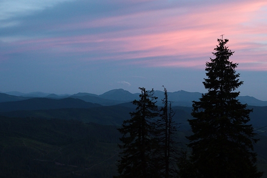 Zachd na Hali Lipowskiej z widokiem na Tatry