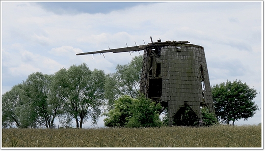 Recz - zniszczony wiatrak holender