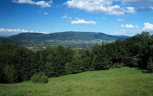 Meszna. Widok z Chaty na Groniu na Beskid May.