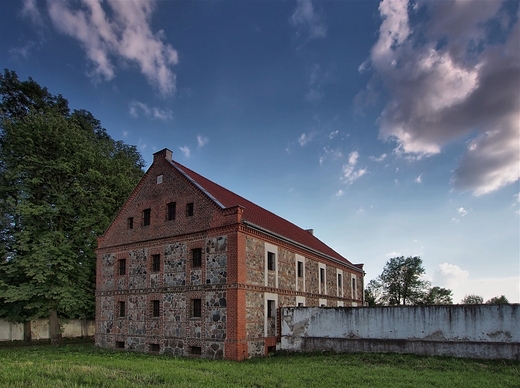 Uchorowo - spichlerz wzniesiony w 1919 roku.