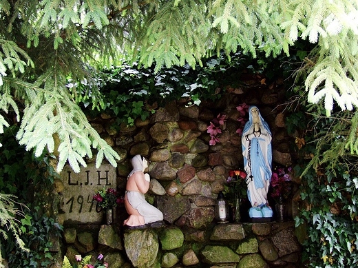 Grota z figur Matki Boej