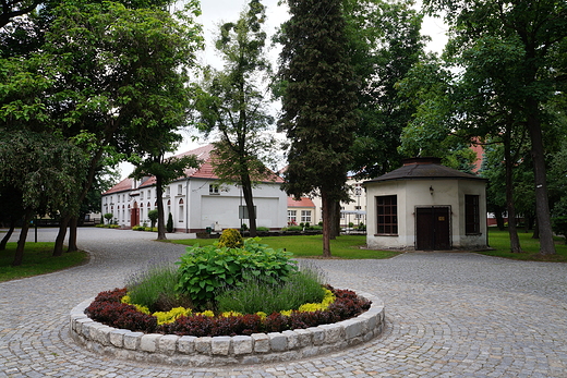 Paac w Tuowicach  - widok na park i obiekty przypaacowe.
