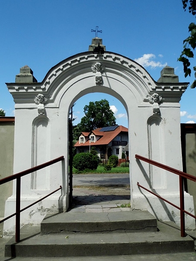 Barokowy zespół kościelny - ogrodzenie z bramką