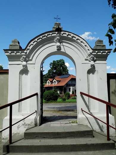 Barokowy zesp kocielny - ogrodzenie z bramk