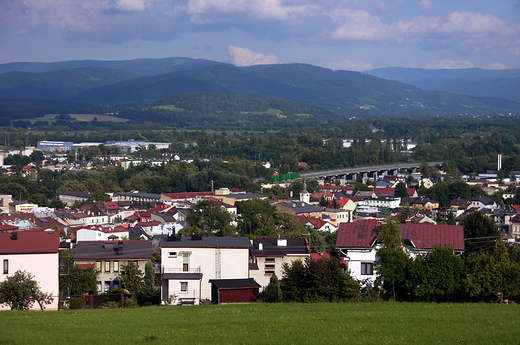 Skoczw. Widok na miasto i Beskidy z Kaplicwki.