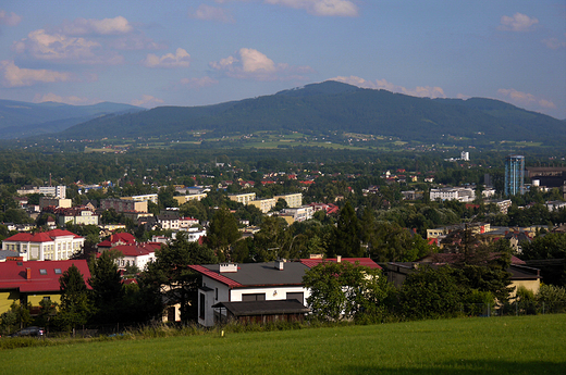 Skoczw. Widok na miasto i Beskidy z Kaplicwki.