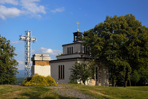 Skoczw. Kaplica, krzy i obelisk na Kaplicwce.