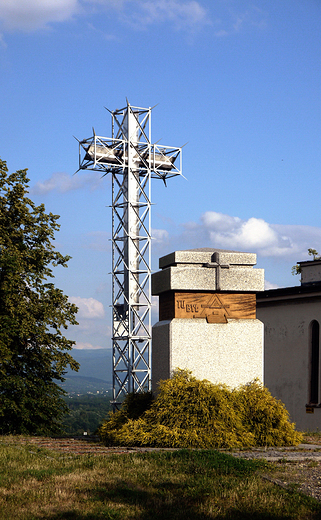 Skoczw-Kaplicwka. Krzy i obelisk upamitniajcy pobyt Jana Pawa II