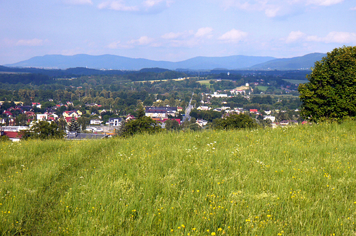 Skoczw. Widok na Beskidy ze wzgrza zwanego Kaplicwk.