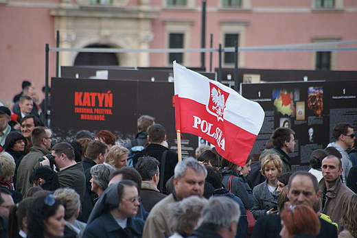 15 kwietnia Krakowskie Przedmieście - oczekiwanie by oddać hołd Parze Prezydenckiej