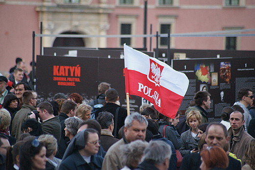 15 kwietnia Krakowskie Przedmiecie - oczekiwanie by odda hod Parze Prezydenckiej