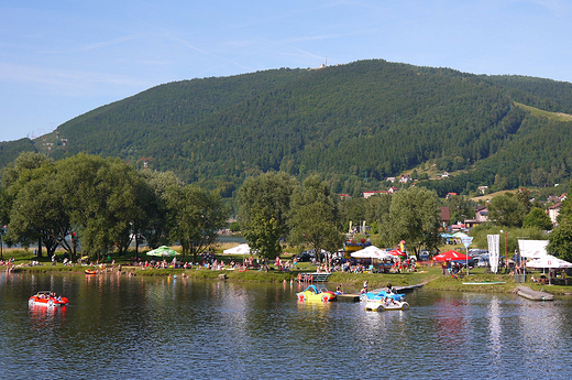 Midzybrodzie ywieckie. Widok na gr ar znad jeziora.