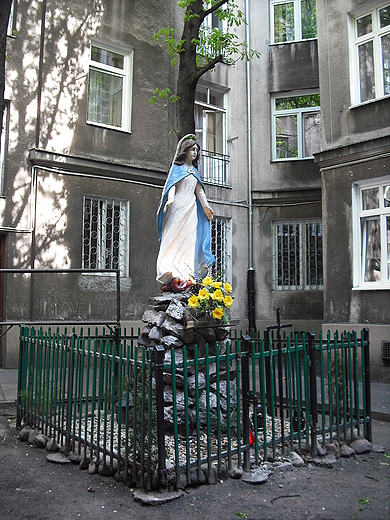Warszawa. Kapliczka na podwrku przy ul. Stalowej 11 na Pradze Pnoc.