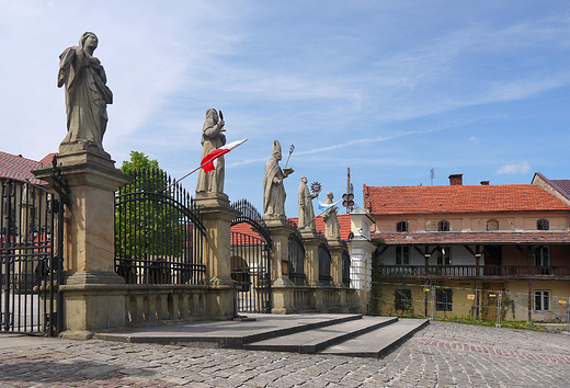 Kalwaria Zebrzydowska. Fragment Placu Rajskiego.