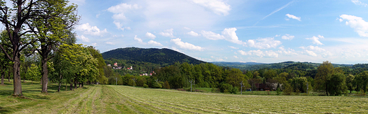 Kalwaria Zebrzydowska. Widok sprzed Bazyliki na Beskid Makowski.