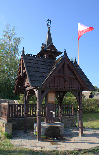 Zabytkowa drewniana studnia w Ludmierzu