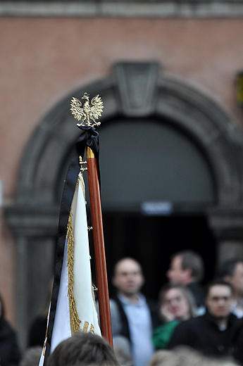 Kolejka do Paacu Prezydenckiego. Poczty sztandarowe