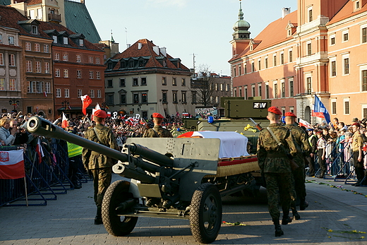 17 kwietnia - kondukt aobny, trumna pani Prezydentowej Kaczyskiej