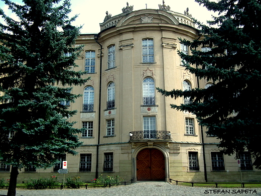 Zamek w Rydzynie , barokowa rezydencja Leszczyskich herbu Wieniawa z 1682-1695r. Pierwotnie gotycki zamek Rydzyskich z XVw.