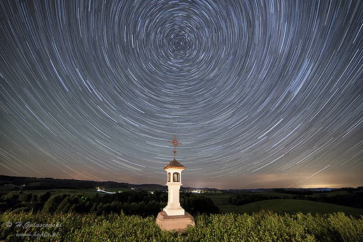 Startrails kapliczka w  Wodzikach