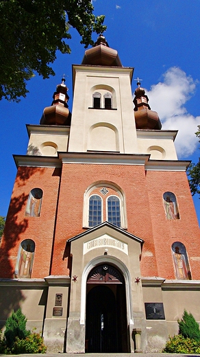 Murowana cerkiew greckokatolicka p.w. w. Piotra i Pawa i koci rzymskokatolicki p.w. Objawienia Paskiego wzniesiona w latach 1872 - 1879.