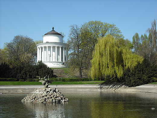 Warszawa. Wodozbir Henryka Marconiego w Ogrodzie Saskim.