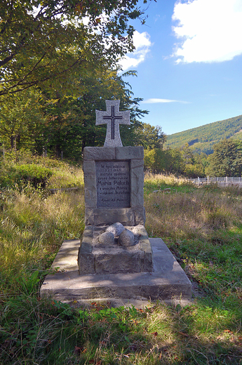 Mogia zamordowanych przez hitlerowcw mieszkacw Szczyrku na trasie z Biej na Kotarz.