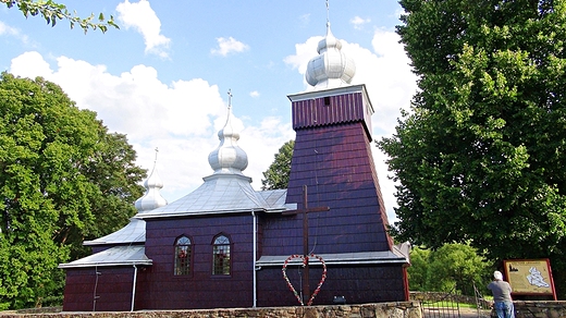 Łemkowska cerkiew św.św. Kosmy i Damiana powstała w I połowie XVII wieku.  Po Akcji Wisła cerkiew przejął kościół rzymskokatolicki zmieniając wezwanie świątyni na Matki Boskiej Różańcowej.