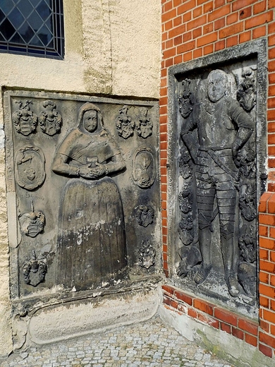 Gotyckie epitafia przy kociele w. Andrzeja