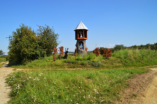 Oleszka -  kapliczka na pniu