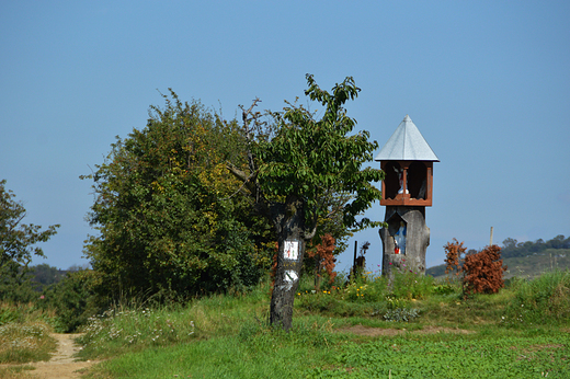Oleszka -  kapliczka na pniu