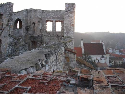 Ruiny zamku z farą w tle