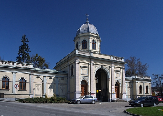 Cieszyn. Brama cmentarza komunalnego.